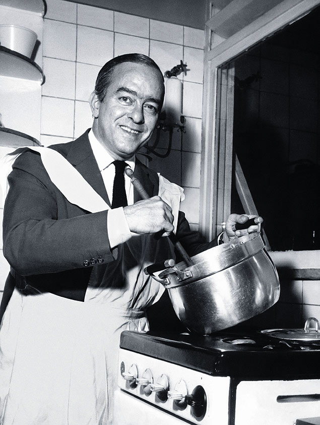 Vinicius de Moraes cozinhando